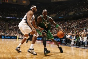 江苏体彩：湖人队官方发布登机瞬间，詹姆斯父子同框亮相，东契奇与拉拉维亚意外出镜