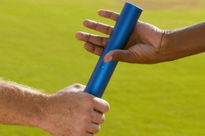 竞彩足球-早报，一对笑面虎与两头乌角鲨的体育巅峰对决—智慧与力量的终极碰撞