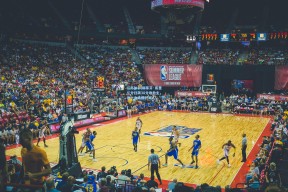 江苏体彩|斯蒂芬·库里三分狂飙38分难救主，勇士主场惜败湖人