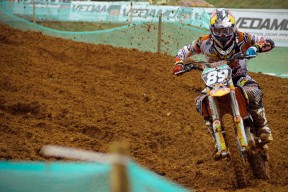 江苏体彩-官方确认，科莫中卫阿尔贝托-多塞纳租借重返卡利亚里，意甲老将再续撒丁岛情缘