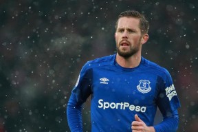 体彩大乐透-恶劣红牌震动足坛！越南球员犯规引众怒，国足拟上诉讨公道；全场四将满分获誉，李昊遗憾无缘最有价值球员